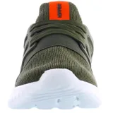 Championes Topper Mamba color verde oliva con detalles en naranja y suela blanca. Zapatilla de running de caña baja, capellada de mesh y cordones elásticos.