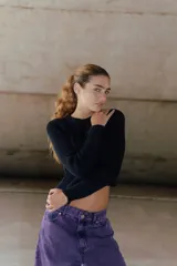 Pantalón de jean violeta, de corte amplio y tiro medio alto.