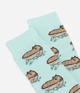 Par de medias de caña alta color celeste con estampado de carpinchos nadando en una laguna.