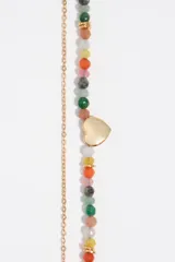 Collar doble dorado con piedras multicolor y un dije en forma de corazón.