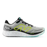 Championes de running New Balance modelo 680 v8, con capellada de tejido técnico en color gris claro. Presenta el logo lateral en color amarillo neón, detalles en negro y entresuela blanca con tecnología Fresh Foam. Incluye suela de goma con detalles en turquesa.