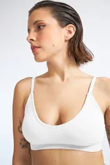 Sostén deportivo blanco de morley con breteles finos.