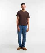 Remera masculina de corte muscle fit, confeccionada en tejido de media malla color beige. Presenta cuello redondo y mangas cortas, con un diseño liso y minimalista.