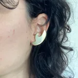 Par de aros con forma de cuernos estilizados color verde lima.