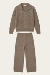 Conjunto de dos piezas compuesto por un sweater de punto trenzado con cuello polo y un pantalón de corte recto, ambos confeccionados en tejido de punto suave color marrón.