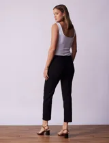 Pantalón recto color verde esmeralda de gabardina elastizada, marca Zac & Rachel. Pretina ancha con faja interna modeladora. Delantera con bolsillos simulados. Trasera con bolsillos ojal.