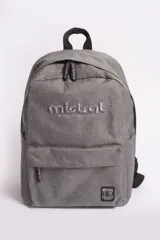 Mochila azul con logo bordado, bolsillos externos y bolsillo escondido al dorso con cierre.