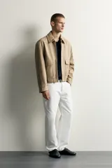 Cazadora relaxed fit de piel con efecto lavado en color tostado, cuello solapa, manga larga con puño y botones a presión. Cuenta con bolsillos plastrón con solapa en la cadera, bolsillo interior y cierre frontal con cremallera oculta por solapa con botones a presión.