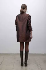 Vestido corto color borgoña, con capucha, cierre frontal y mangas largas fruncidas.