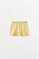 Short de tiro alto confeccionado en mezcla de algodón, con cintura elástica y detalle de cierre frontal con botones.