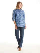 Camisa de lyocell con estampado floral en tonos azules, cuello con solapa, cierre frontal con botones y mangas largas regulables con presilla.