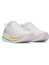Championes de running Under Armour modelo Velociti, color blanco con detalles en amarillo, naranja y verde. Presentan un diseño ligero con tejido elástico en la parte superior y entresuela de espuma reactiva para un alto retorno de energía.