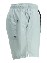 Short de baño color celeste con cintura elástica y cordón ajustable negro. Cuenta con bolsillos laterales y un bolsillo trasero, confeccionado en tejido plano resistente.