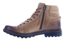 Bota de cuero color marrón con diseño de caña media, cierre lateral y cordones frontales. Presenta suela de goma dentada antideslizante y detalles de costuras reforzadas.