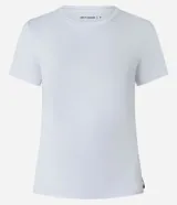 Remera deportiva blanca ajustada de microfibra, con cuello redondo y mangas cortas.