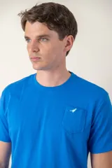 Remera azul marino de algodón con cuello redondo, manga corta, bolsillo en el pecho y logo bordado de un pájaro. Corte clásico.