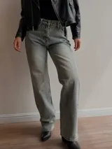 Pantalón de jean rígido con corte recto, color gris con efecto desgastado y aplicación de brillos distribuidos por toda la prenda.