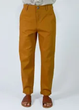 Pantalon de lino color mostaza con bolsillos laterales, tiro medio y corte recto.