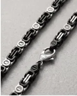 Collar de acero con diseño de eslabones entrelazados de estilo bizantino en tonos negro y plateado.