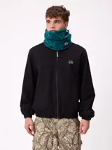 Cuello polar de color verde oscuro, confeccionado en tejido suave con cordón ajustable y etiqueta con el logo de la marca Rusty.