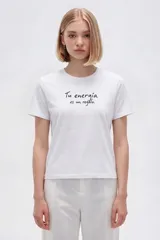 Remera negra de algodón con cuello redondo, manga corta y estampa frontal con texto en blanco.