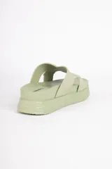 Sandalias negras con tiras cruzadas y plataforma de 5cm.