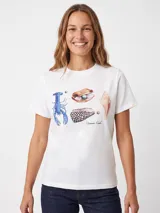 Remera blanca de manga corta y cuello redondo, con estampado frontal de temática marina que incluye una langosta azul, conchas y perlas.