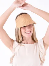 Visera playera de fibra natural tejida en color tostado, con diseño abierto en la parte superior.