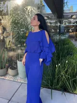 Pantalón de vestir azul con corte palazzo.