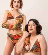 Sostén triangular color crudo, con breteles finos regulables y espalda con cierre de gancho.