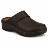 Zuecos de cuero color marrón oscuro, con diseño cerrado en la parte frontal y suela tipo plataforma con efecto madera.
