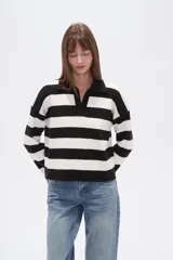 Sweater de tejido de punto con diseño de rayas horizontales en color beige y blanco, cuello polo con escote en V y mangas largas de corte holgado.