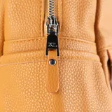 Mochila color camel de poliéster con acceso por cierre. Tiene tres bolsillos externos y tres internos, uno con cierre y otro para tablet. Los herrajes son plateados.