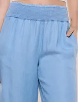 Pantalón palazzo de lyocell color celeste, de tiro alto con cintura fruncida elástica y bolsillos laterales.