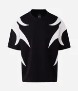 Remera boxy de algodón y poliéster color negro, con cuello redondo, manga corta y aplicaciones gráficas de llamas blancas en los laterales y las mangas.