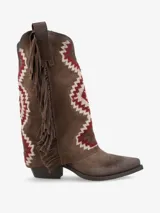 Bota de caña media de gamuza marrón, con bordado geométrico en tonos beige y bordó, flecos laterales en la caña y taco cuadrado.