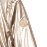Campera de corte regular en color dorado metalizado, con cierre frontal, capucha y forro interior de piel sintética. Presenta bolsillos laterales abiertos y puños elásticos.
