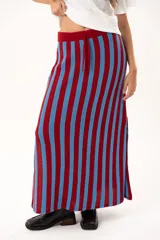 Pollera midi tejida a rayas verticales en color rojo y celeste, con pretina elástica, cordón de ajuste y tajos laterales profundos.