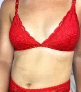 Corpiño triángulo de encaje rojo con breteles regulables.