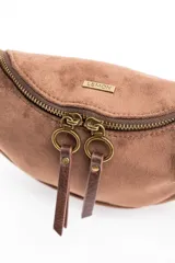 Cartera tipo bandolera de gamuza sintética color marrón, con diseño de media luna, cierre frontal con doble tirador metálico y detalle de borla lateral.