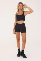 Minishort negro de lycra con cintura tiro medio y compresión media.