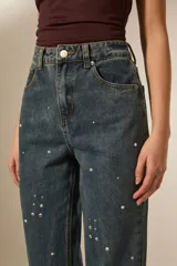 Pantalón jean azul de corte recto y calce alto, con bolsillos y detalles de strass.