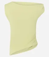 Blusa de microfibra color amarillo claro, sin mangas, con escote de hombro único, detalle torcido en el hombro y fruncidos en todo el diseño. Presenta un corte ajustado y bajo asimétrico.