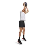 Short deportivo Under Armour Tech Woven de 5 pulgadas, color negro, con cintura elástica y logo de la marca estampado en blanco en la pierna izquierda.