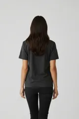 Remera negra de manga corta y cuello redondo, con estampado frontal en forma de estrella que incluye la frase 'Born under a lucky star' decorada con strass.