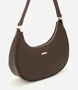 Cartera baguette de cuero sintético marrón, con cierre de cremallera, asa ajustable y detalles metálicos en tono dorado claro.