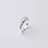 Anillo de plata 925 con diseño de textura trenzada o acanalada, con acabado brillante.