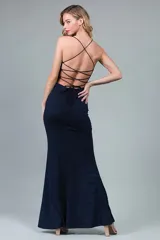 Vestido largo de fiesta color azul marino con acabado brillante, escote en V profundo, tirantes finos y espalda descubierta. Presenta un corte ajustado al cuerpo con una abertura lateral en la falda.