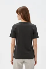 Remera de algodón color blanco, con cuello redondo, mangas cortas y estampa frontal rectangular con motivo de animal print estilo cebra y la palabra 'ICON'.