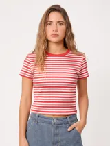 Remera corta de rayas horizontales rojas y blancas, de manga corta y cuello redondo con ribete acanalado.